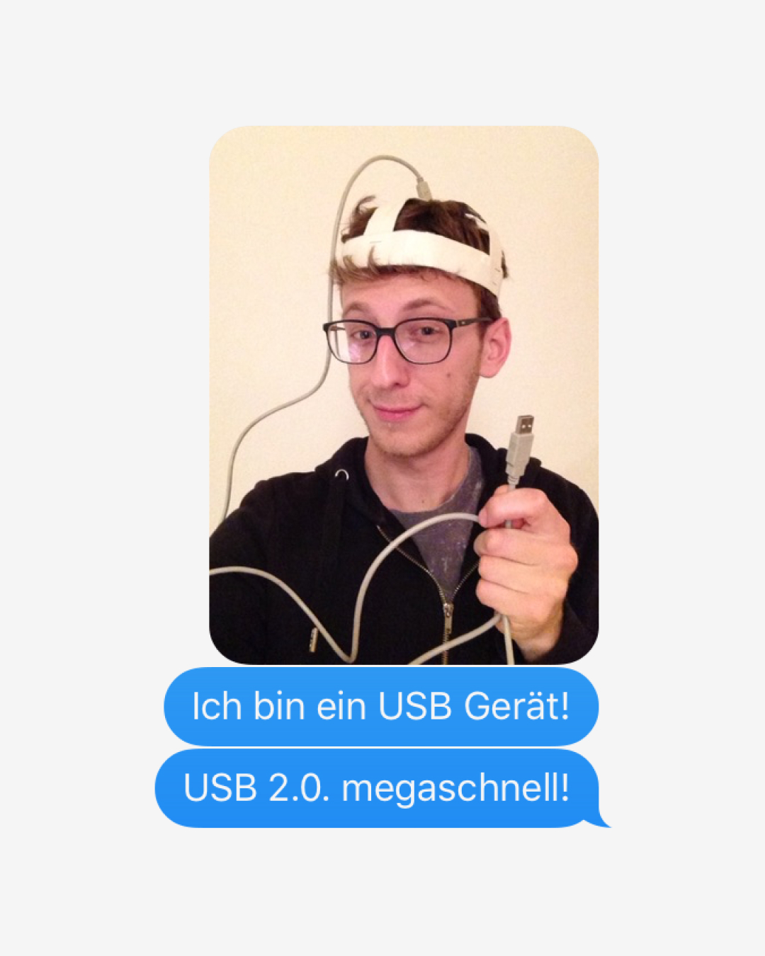 Foto von mir mit einem selbstgebastelten Hut mit USB Kabel