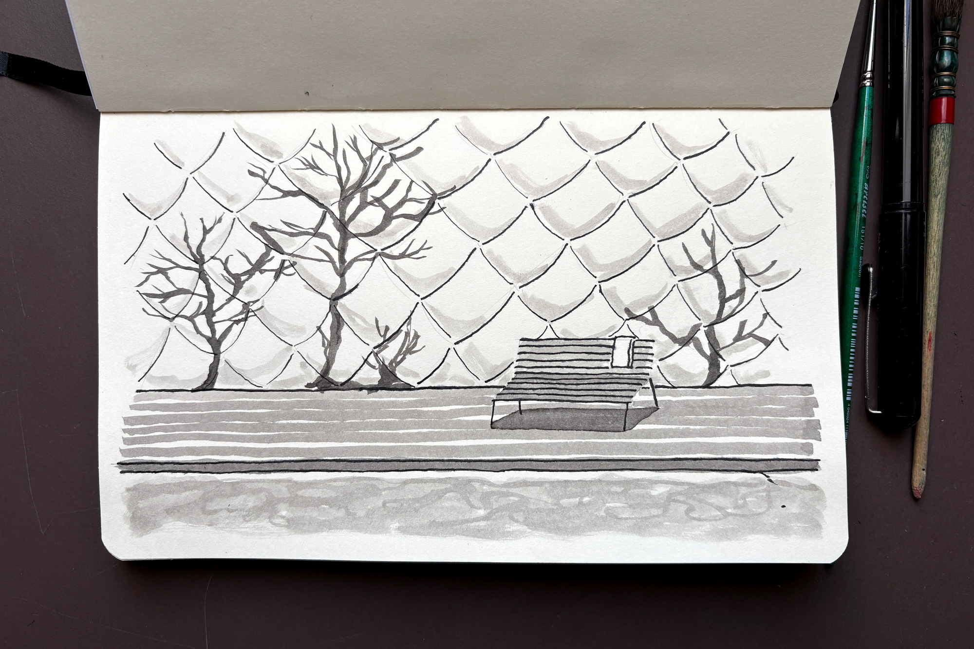 Zeichnung der Traglufthalle von innen, unten der Pool; eine Bank mit einem Handtuch. An der Wand zeichnen sich Schatten der Bäume ab