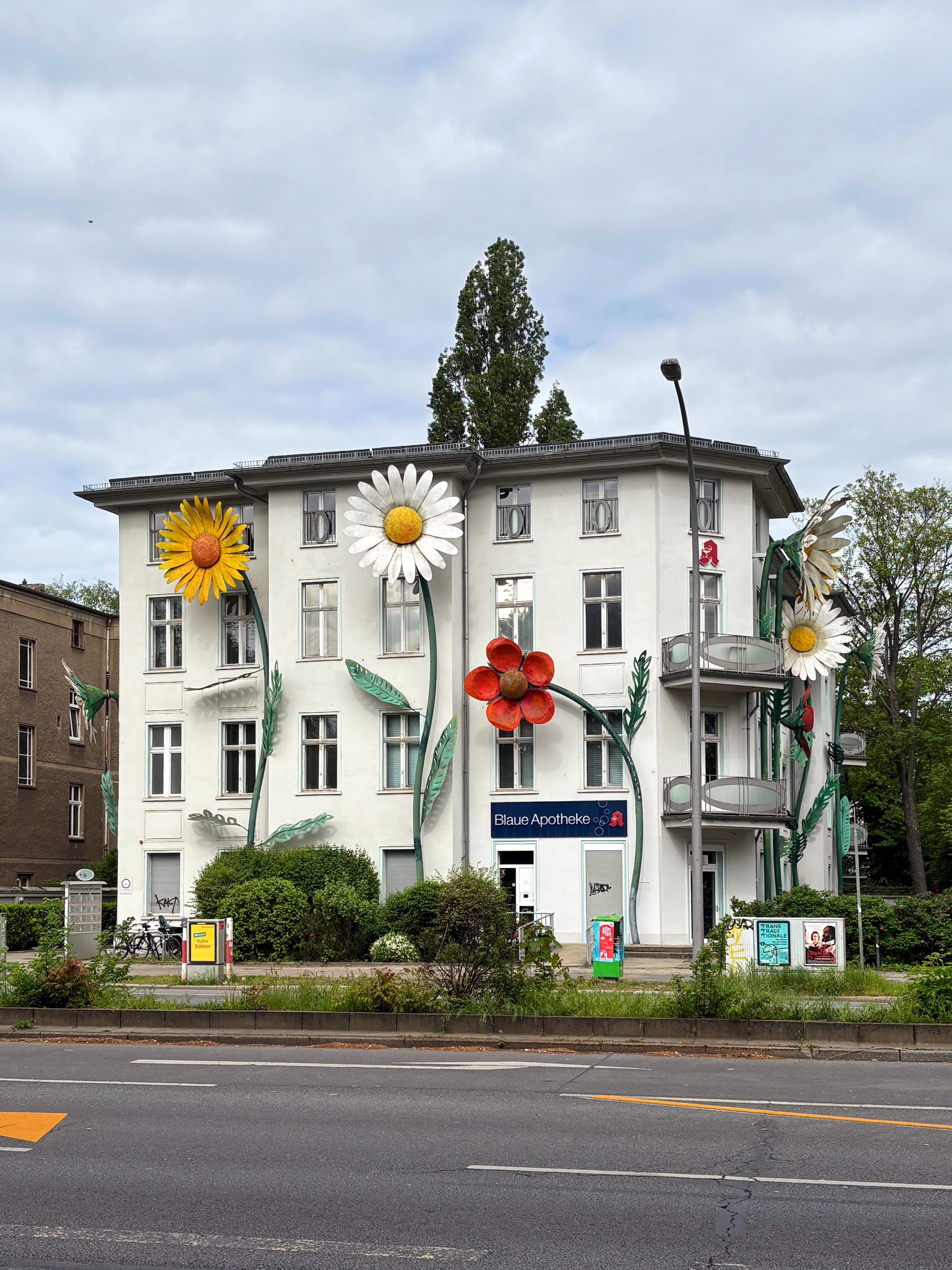 Ärztehaus Treptow: Ein Berliner Haus mit großen Blumenskulpturen